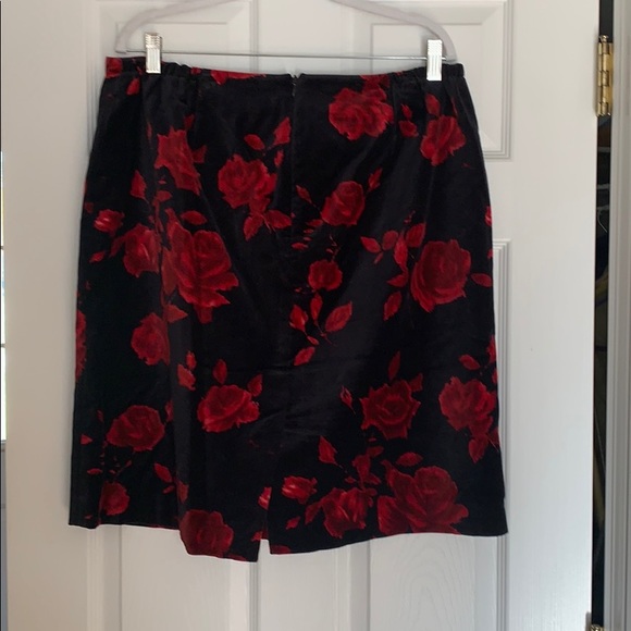 🌺TALBOTS Woman FLORAL VELVET SKIRT🌺 - Picture 2 of 5